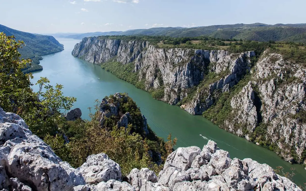 Le Danube se rétrécissant entre des falaises blanches dans les gorges, vu d&rsquo;un point de vue en hauteur
