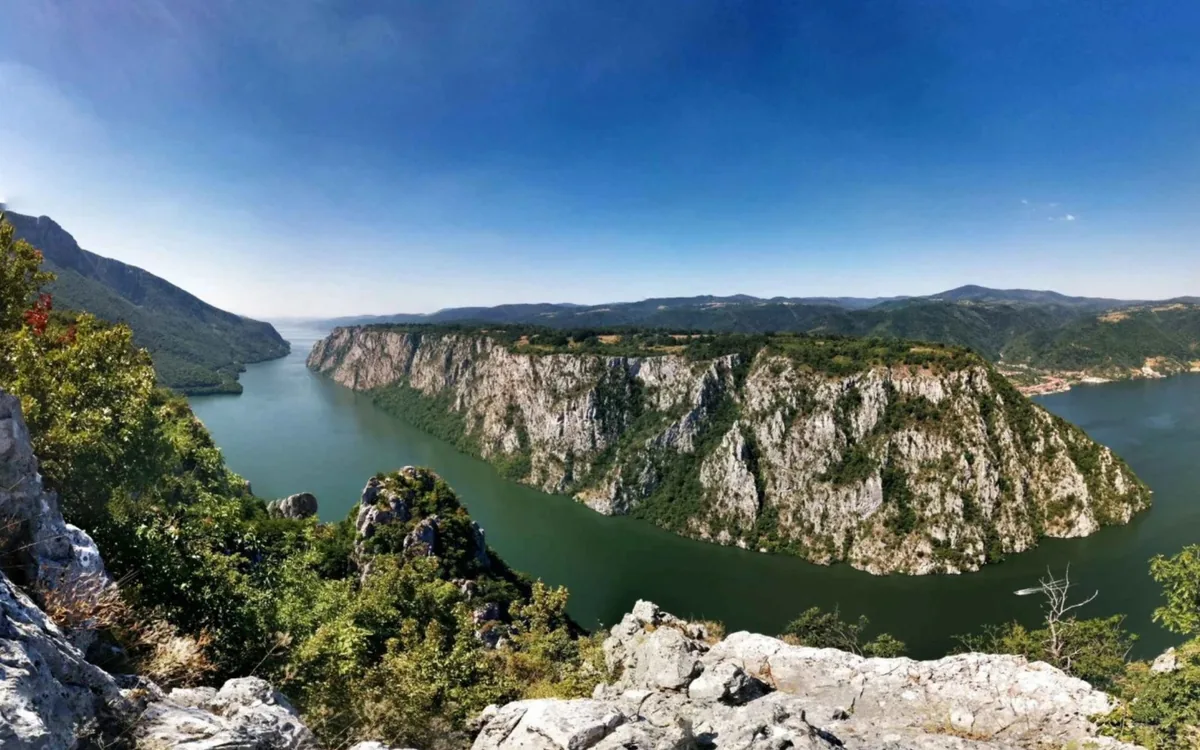 Le Danube vu d'un point de vue élevé, avec des collines boisées sur les deux rives
